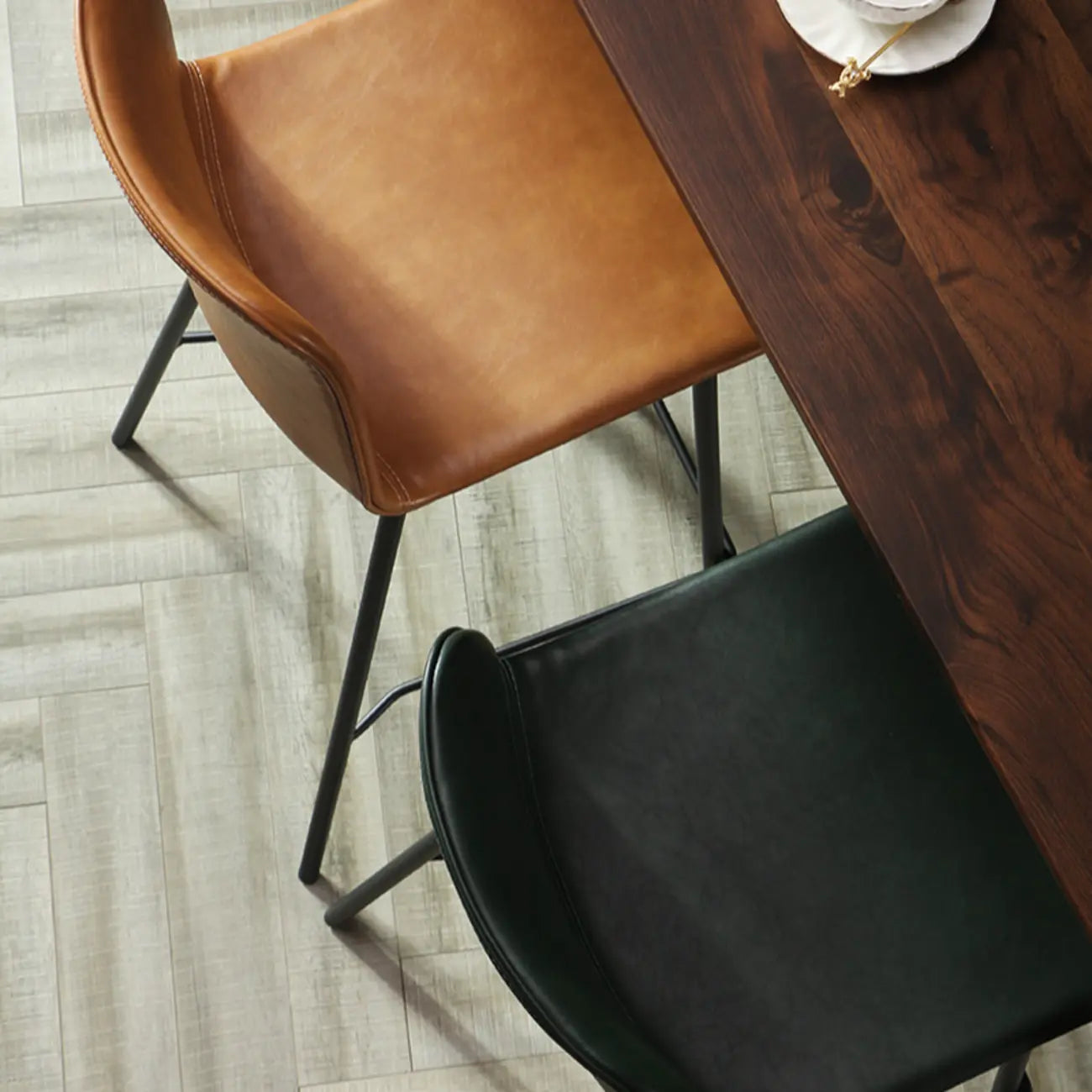 Tabouret de bar industriel en cuir avec structure métallique et repose-pieds