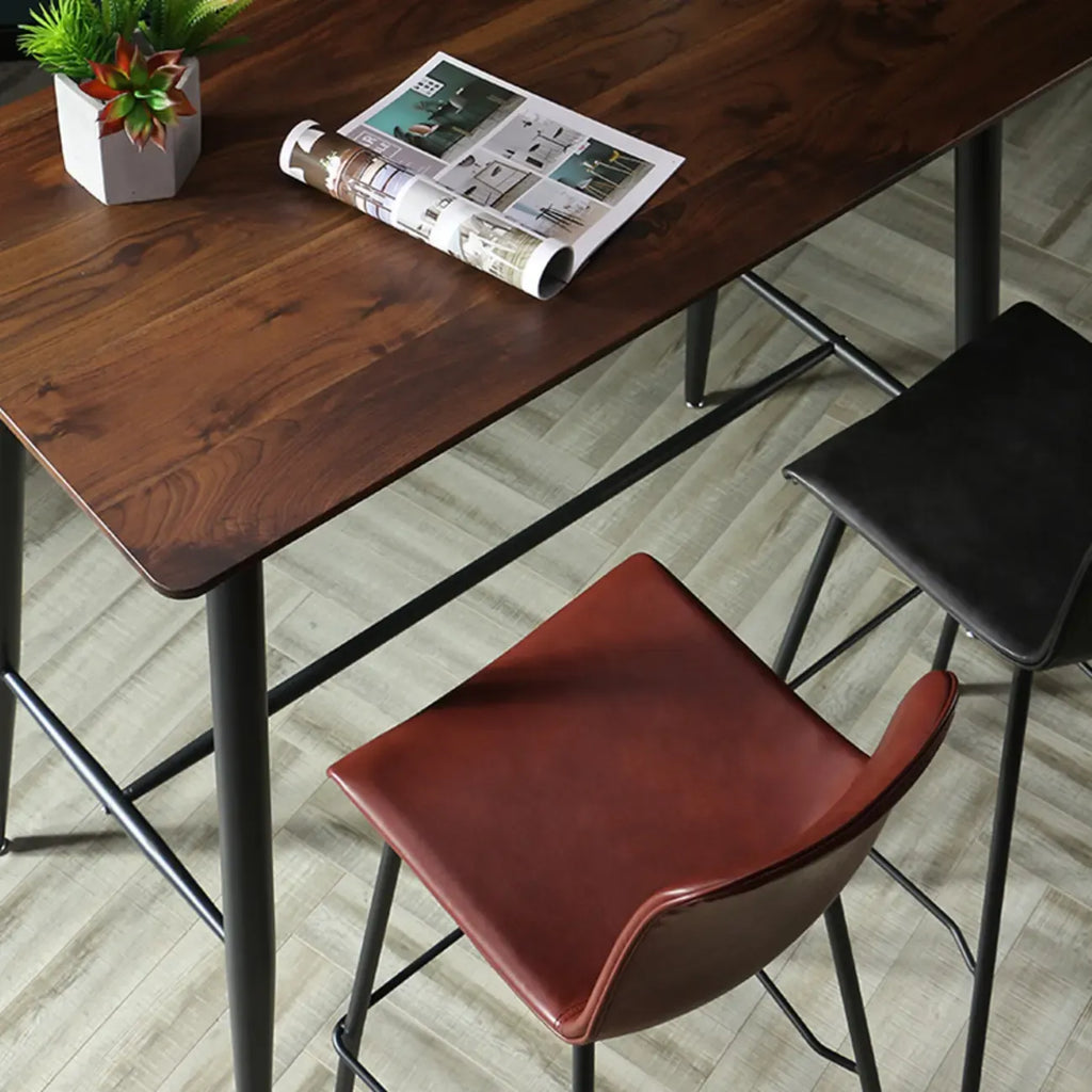 Tabouret de bar industriel en cuir avec structure métallique et repose-pieds