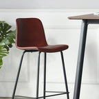 Tabouret de bar industriel en cuir avec structure métallique et repose-pieds
