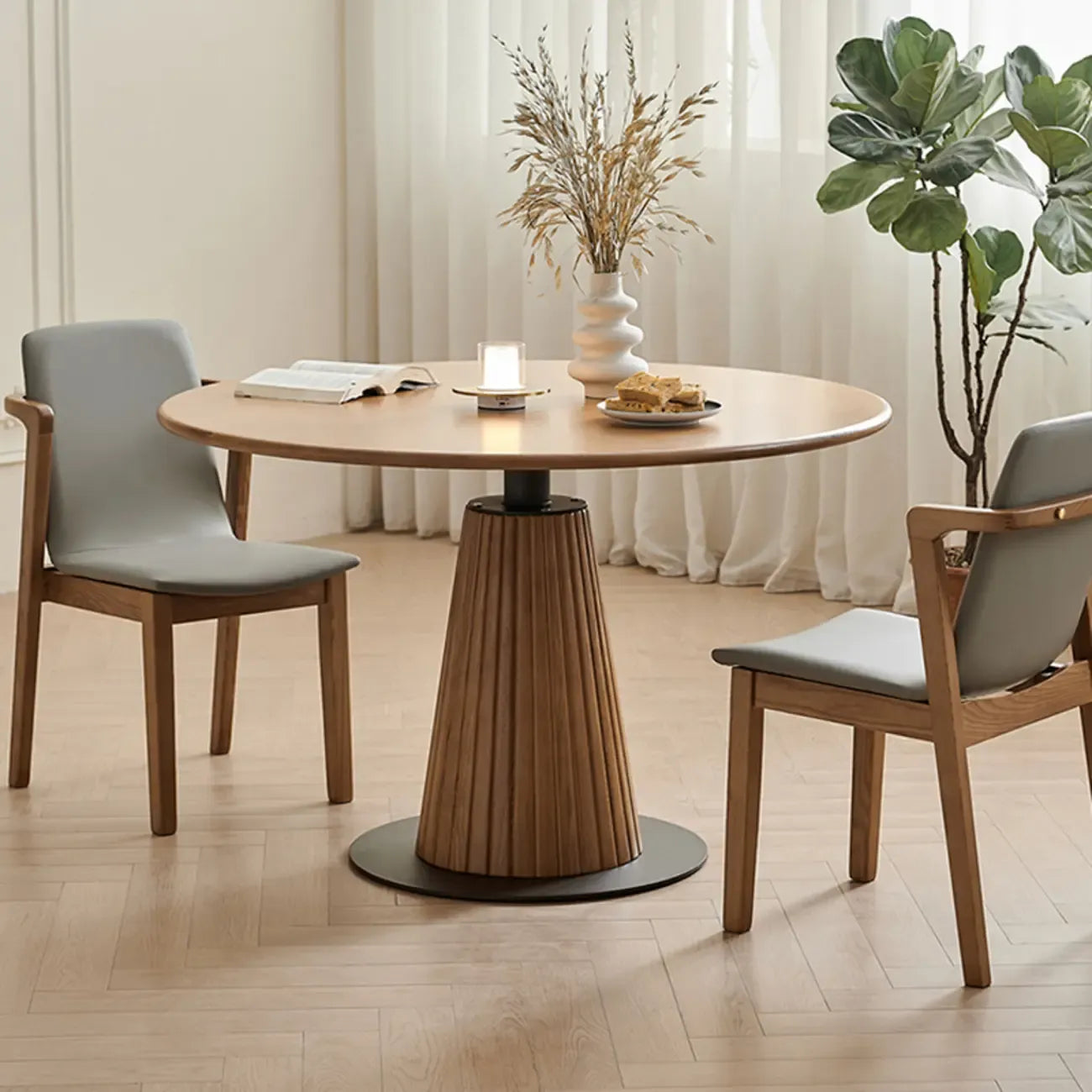 Table de salle à manger ronde en frêne naturel au style épuré