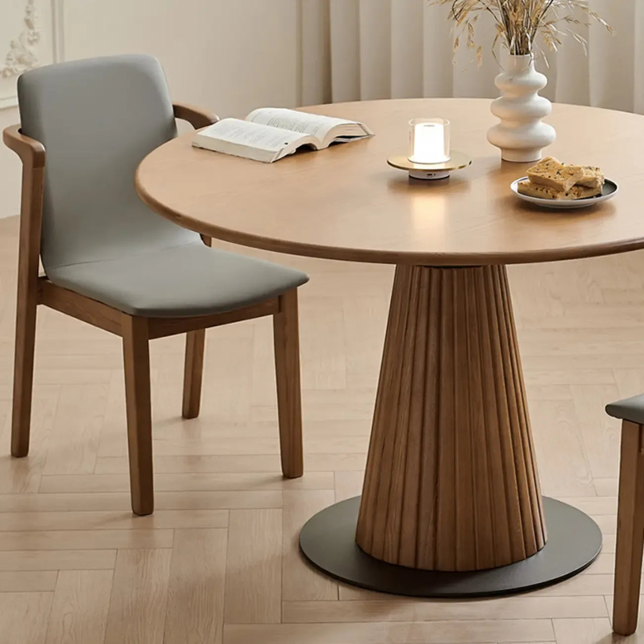 Table de salle à manger ronde en frêne naturel au style épuré