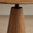 Table de salle à manger ronde en frêne naturel au style épuré