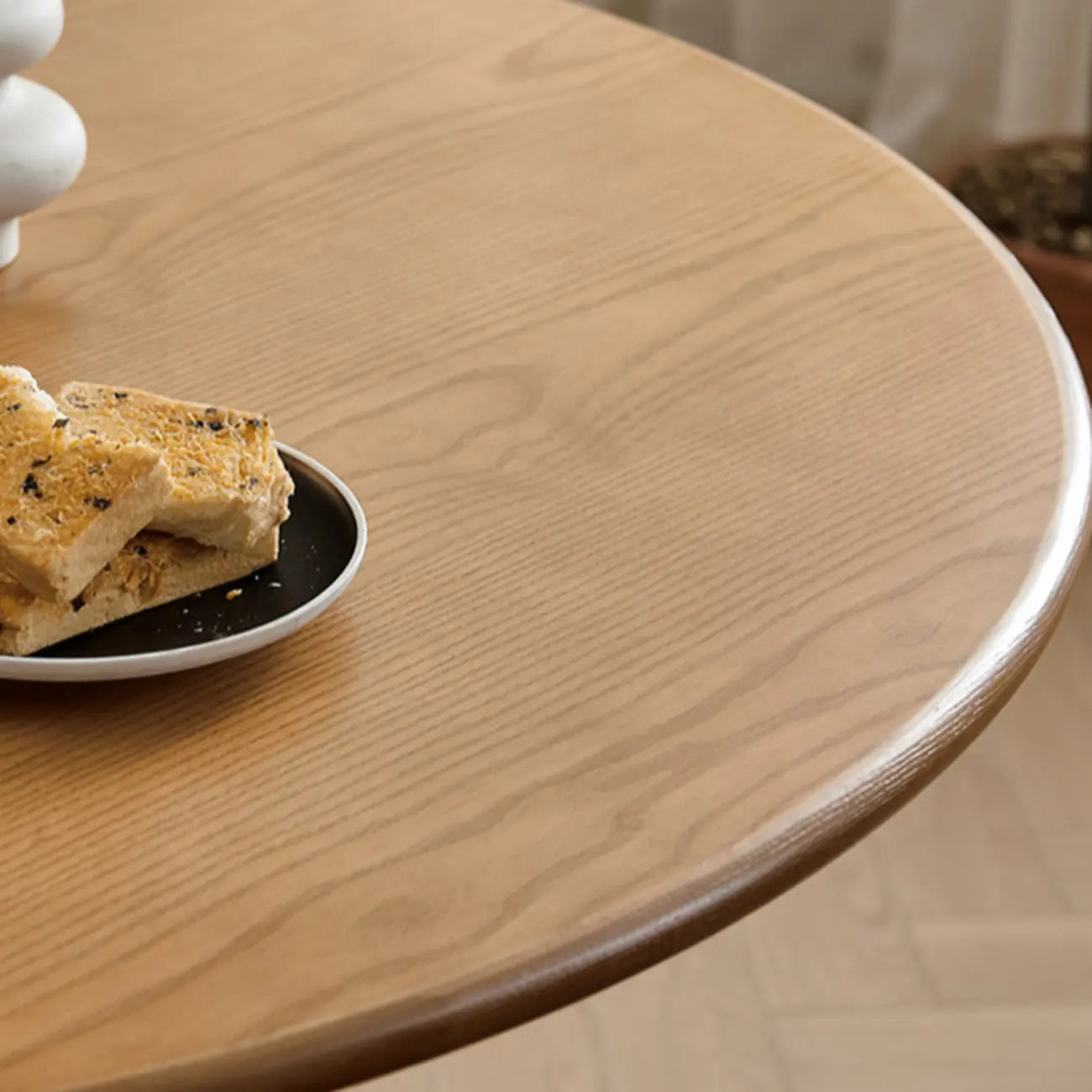 Table de salle à manger ronde en frêne naturel au style épuré