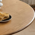 Table de salle à manger ronde en frêne naturel au style épuré