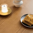 Table de salle à manger ronde en frêne naturel au style épuré