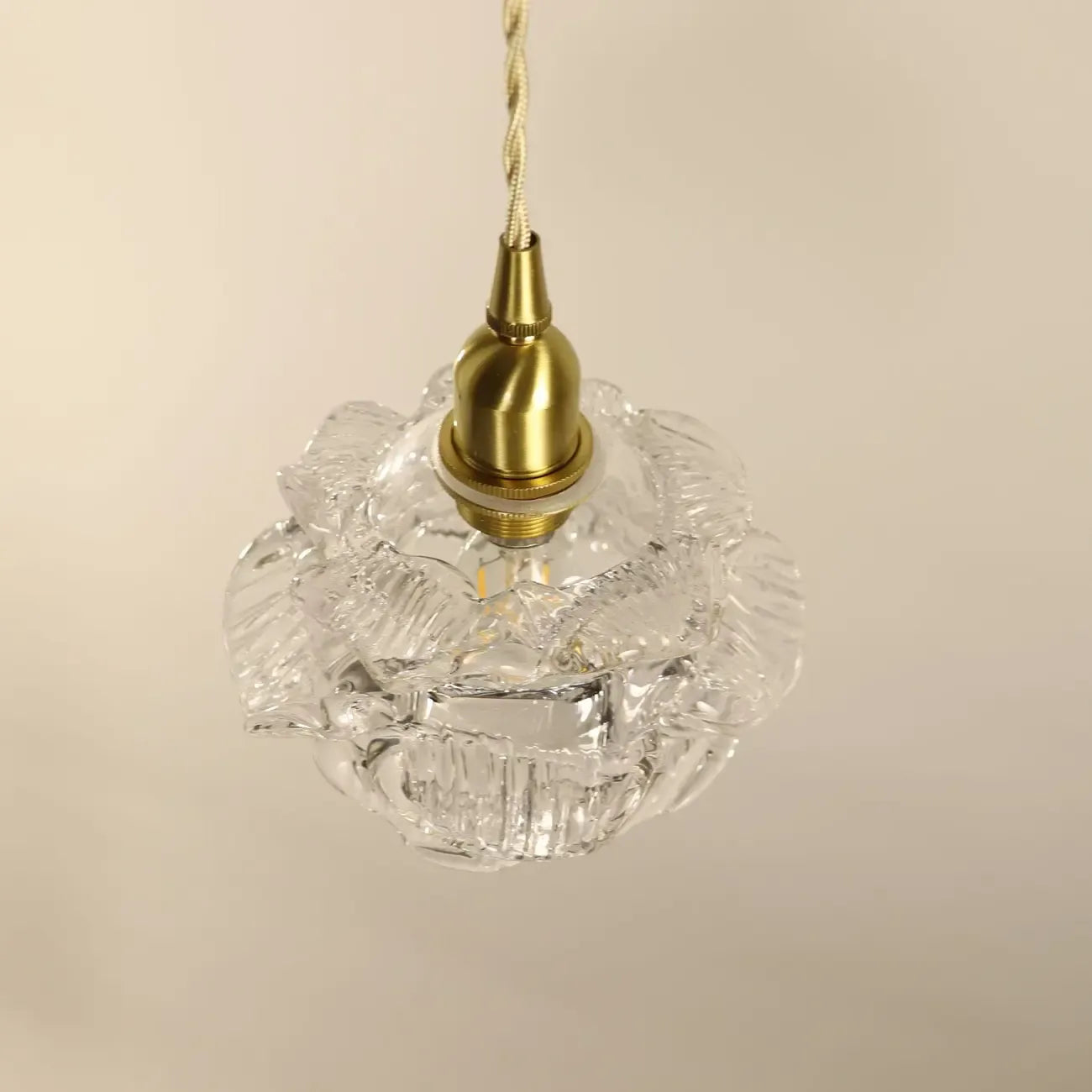 Suspension élégante en verre en forme de fleur pour la cuisine, hauteur réglable.