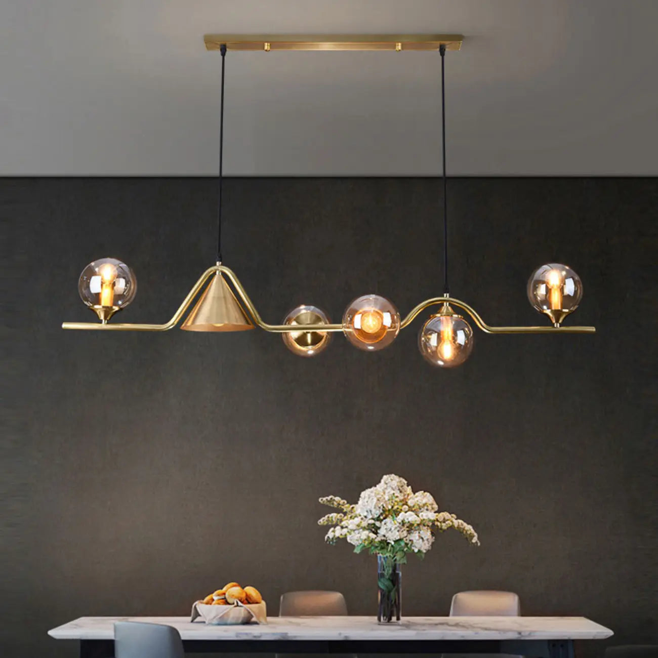 Salle à manger moderne avec suspension LED en laiton et verre pour îlot central