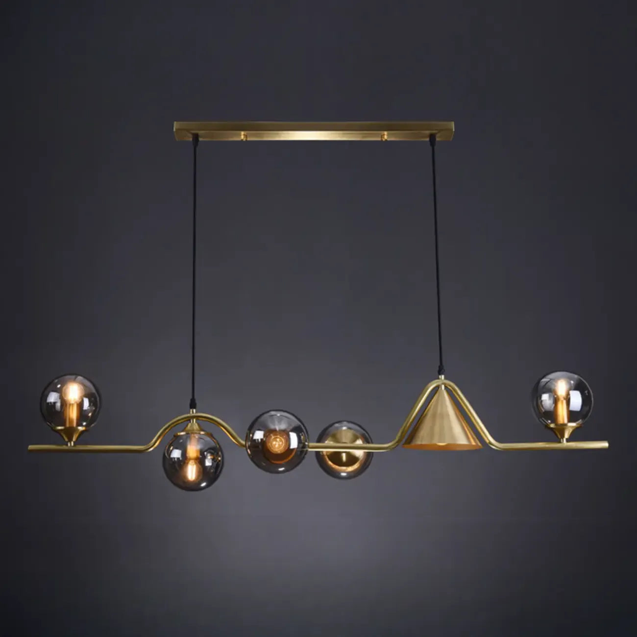 Salle à manger moderne avec suspension LED en laiton et verre pour îlot central