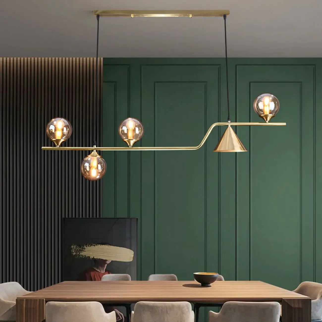 Salle à manger moderne avec suspension LED en laiton et verre pour îlot central