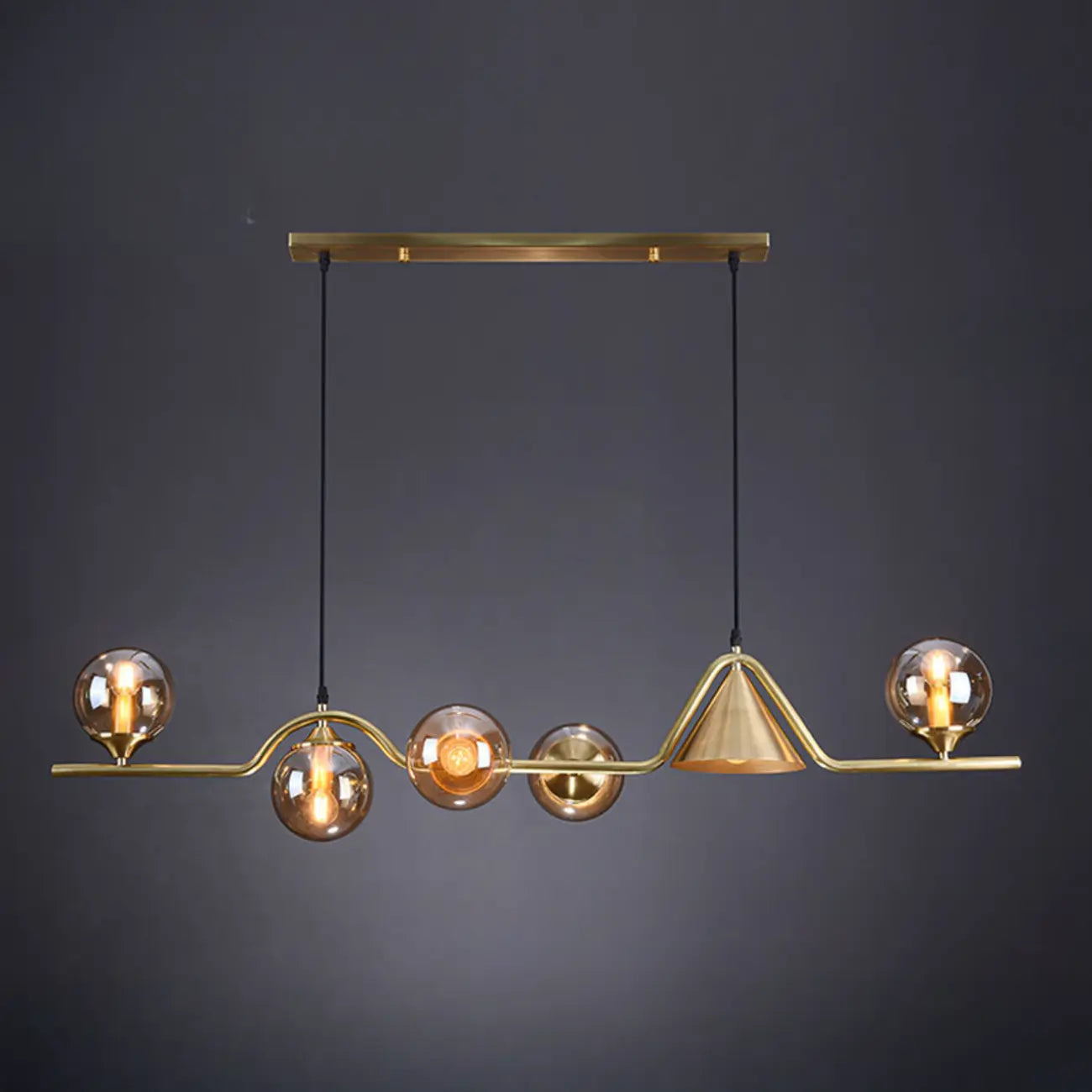 Salle à manger moderne avec suspension LED en laiton et verre pour îlot central