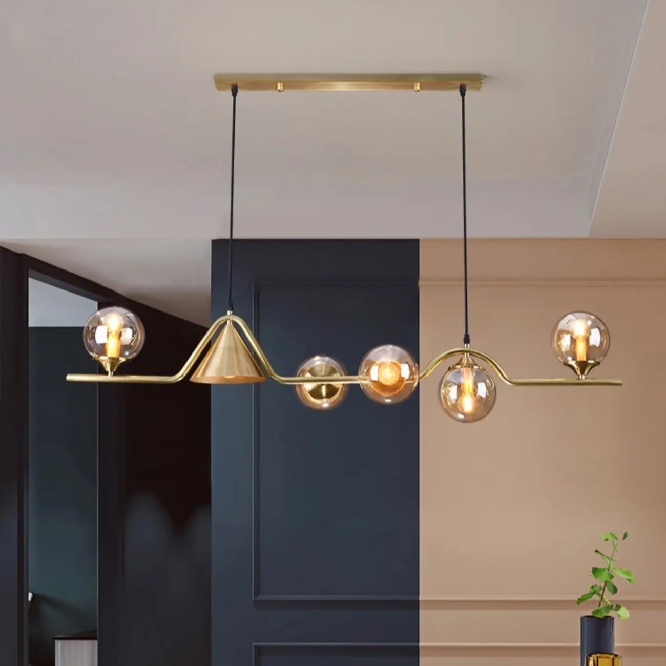 Salle à manger moderne avec suspension LED en laiton et verre pour îlot central