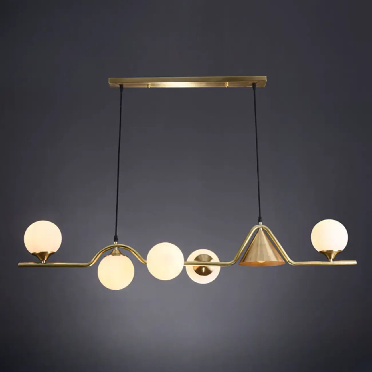 Salle à manger moderne avec suspension LED en laiton et verre pour îlot central