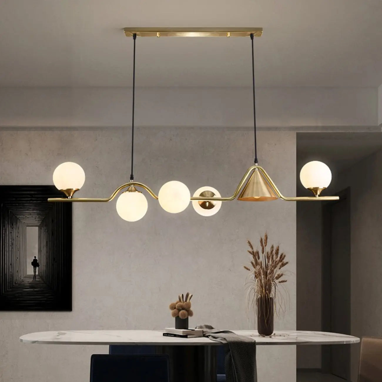 Salle à manger moderne avec suspension LED en laiton et verre pour îlot central