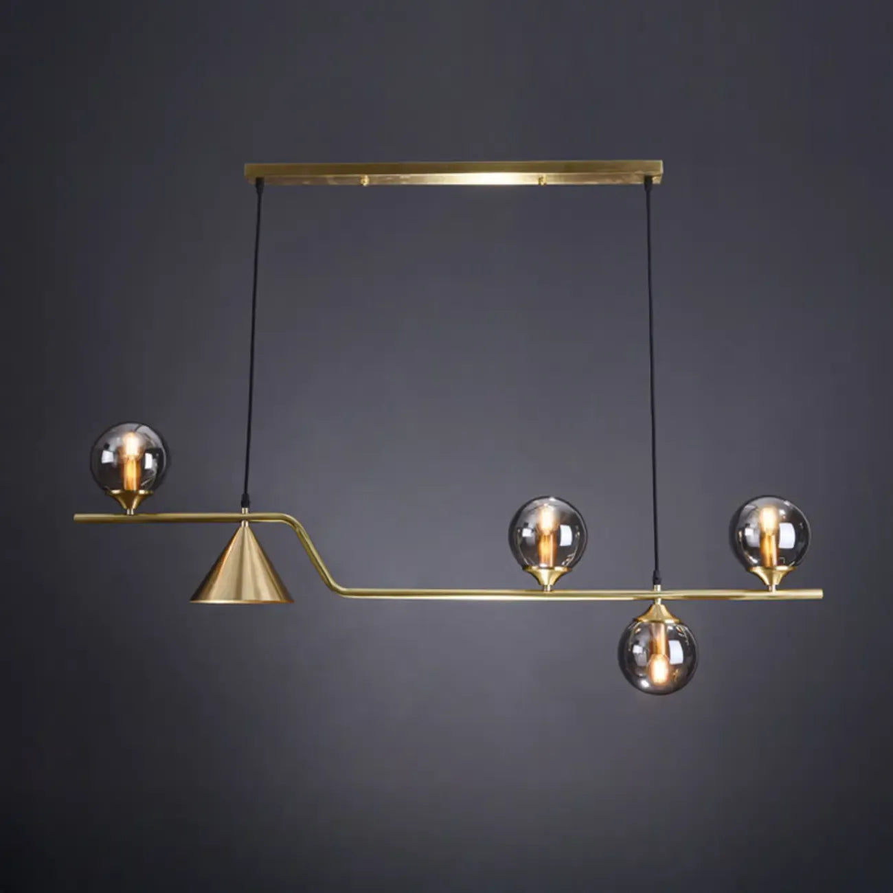 Salle à manger moderne avec suspension LED en laiton et verre pour îlot central