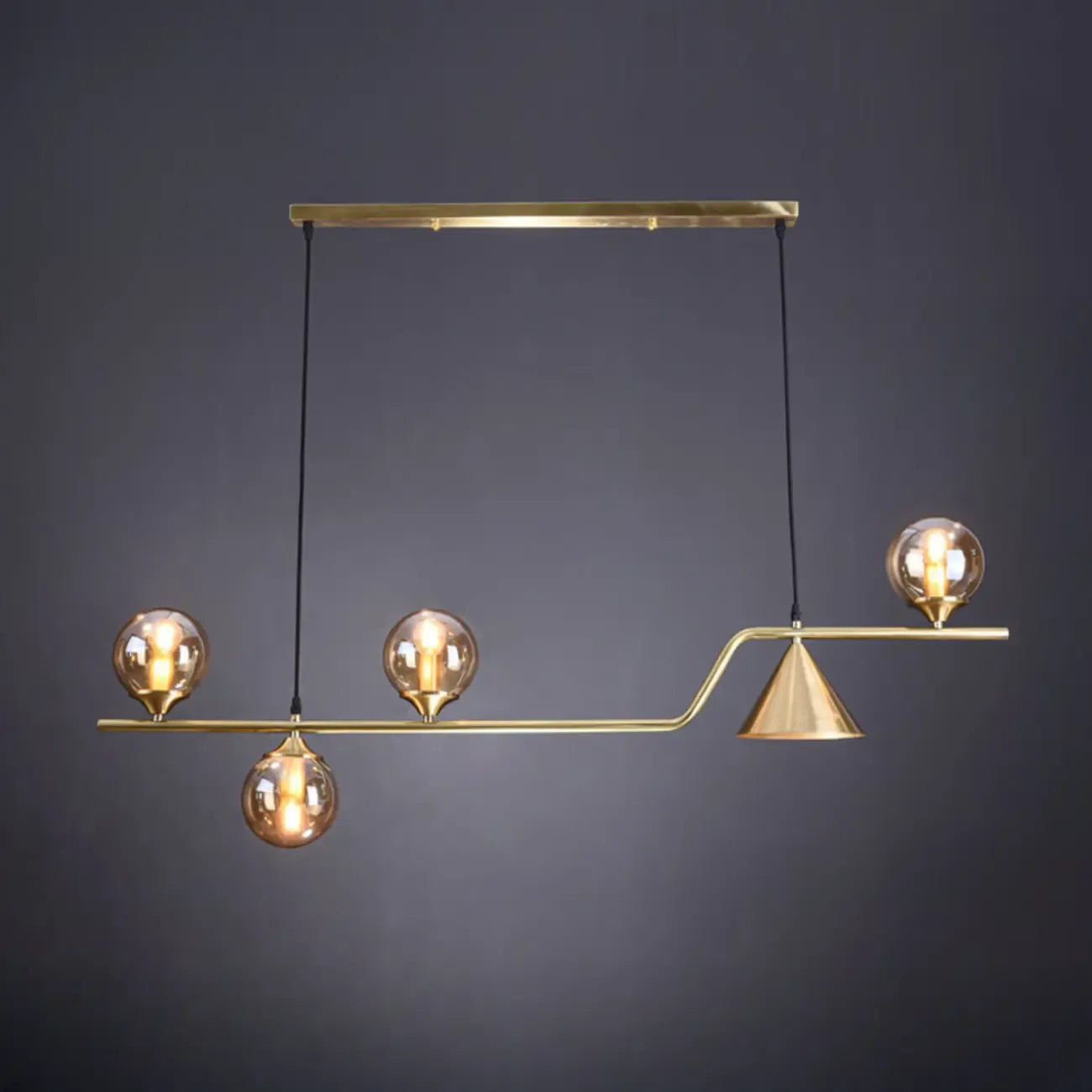 Salle à manger moderne avec suspension LED en laiton et verre pour îlot central