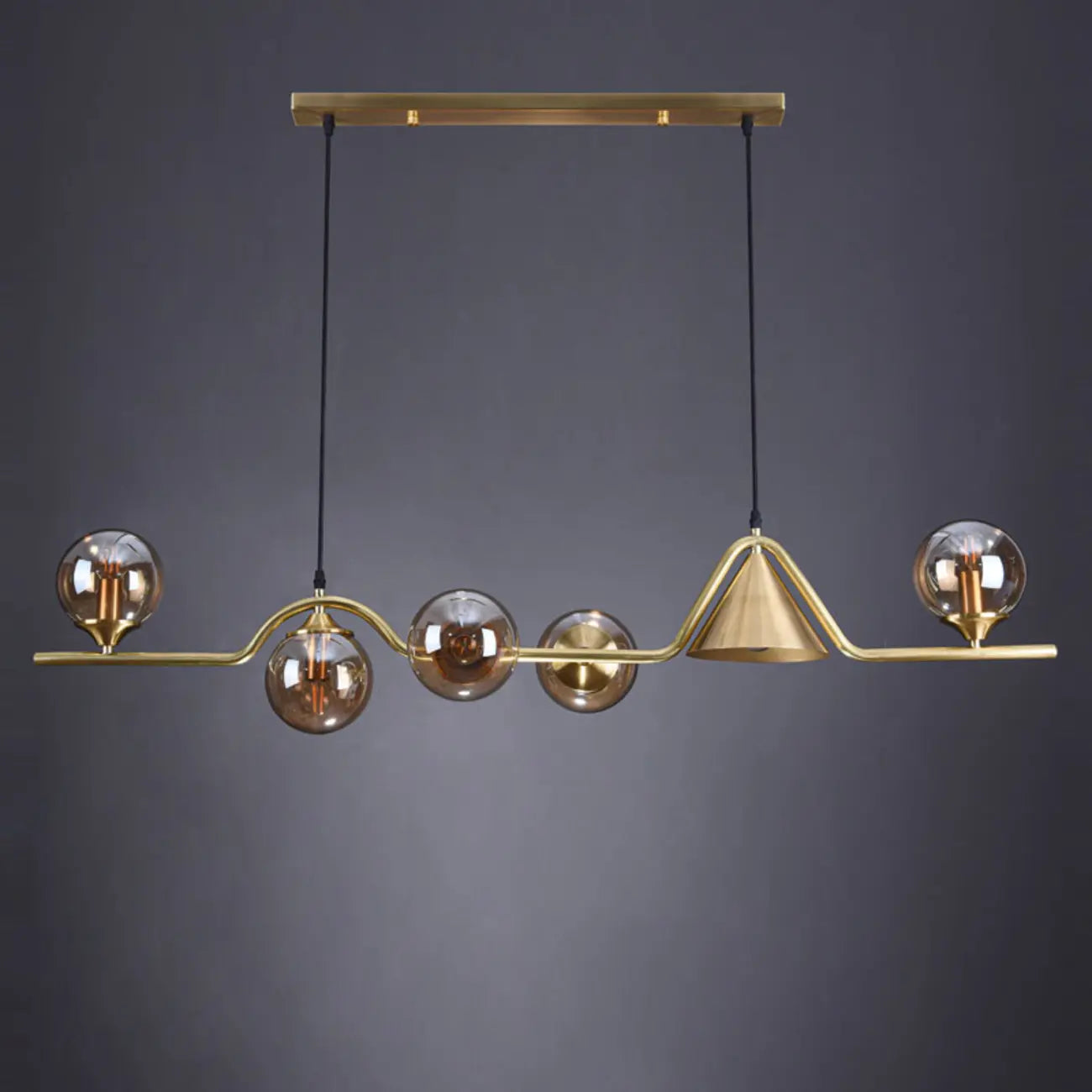 Salle à manger moderne avec suspension LED en laiton et verre pour îlot central