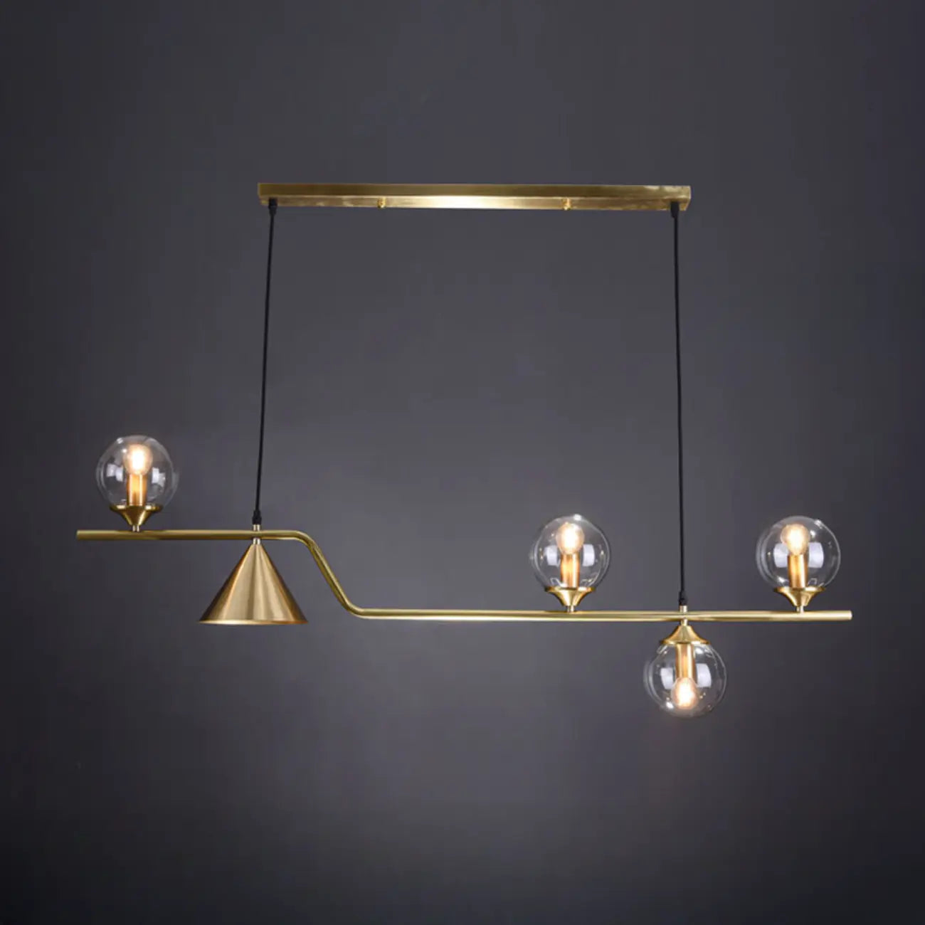 Salle à manger moderne avec suspension LED en laiton et verre pour îlot central