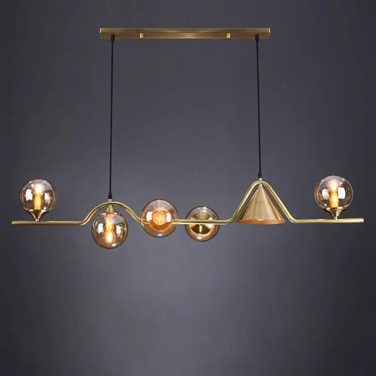 Salle à manger moderne avec suspension LED en laiton et verre pour îlot central
