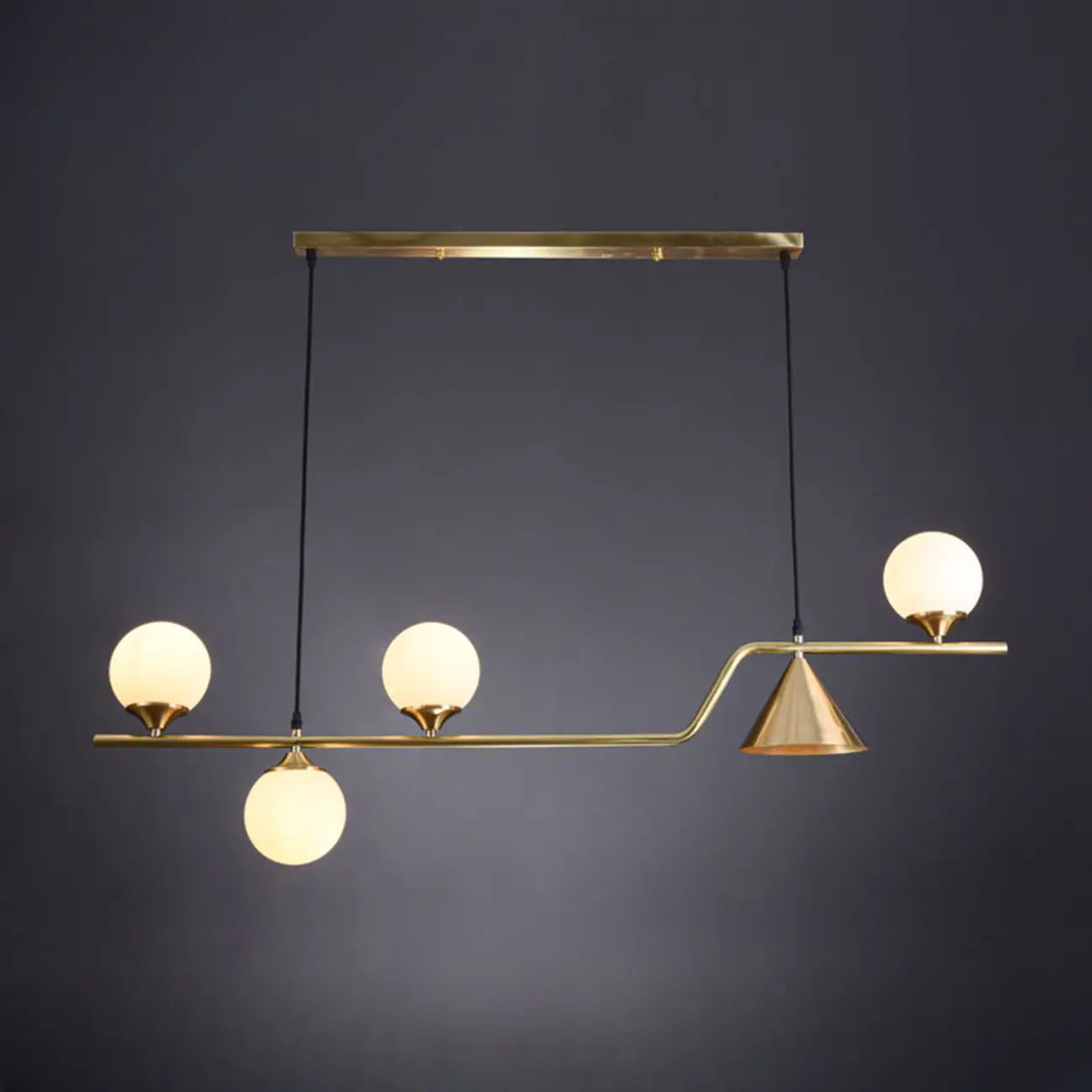 Salle à manger moderne avec suspension LED en laiton et verre pour îlot central