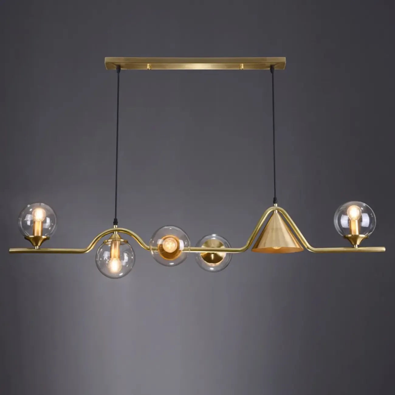 Salle à manger moderne avec suspension LED en laiton et verre pour îlot central