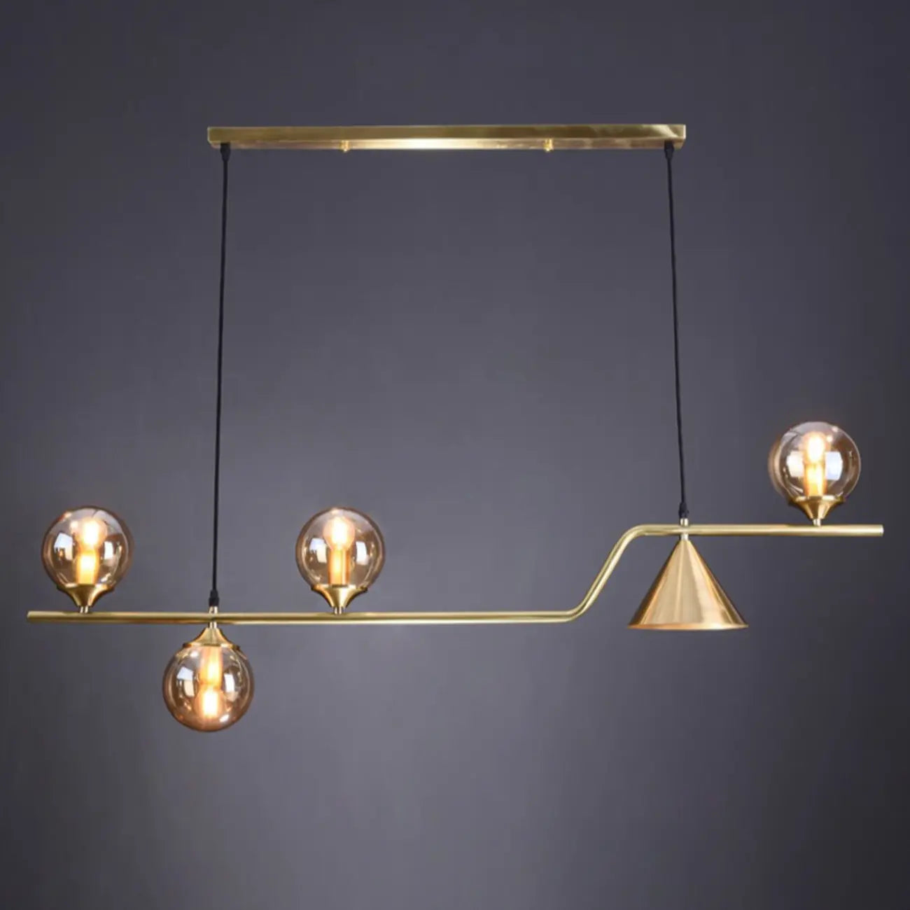 Salle à manger moderne avec suspension LED en laiton et verre pour îlot central