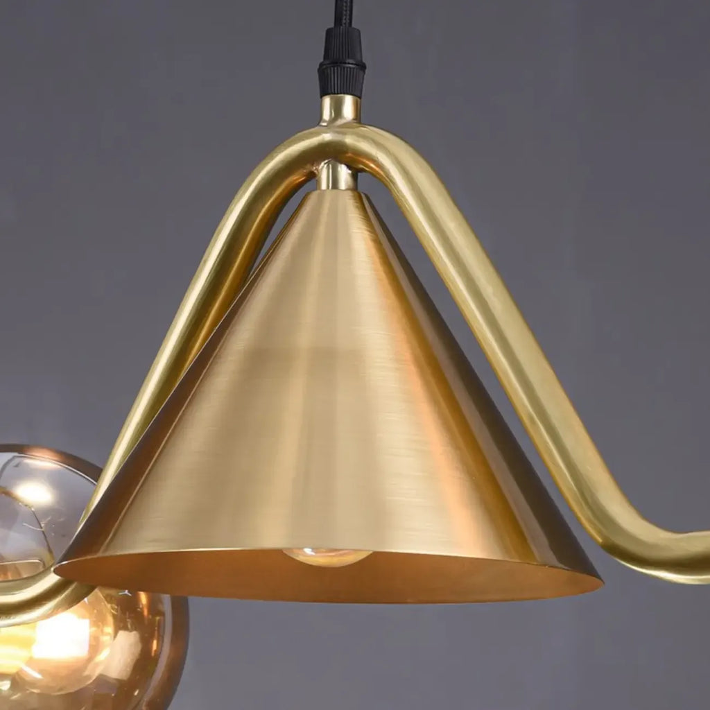Salle à manger moderne avec suspension LED en laiton et verre pour îlot central