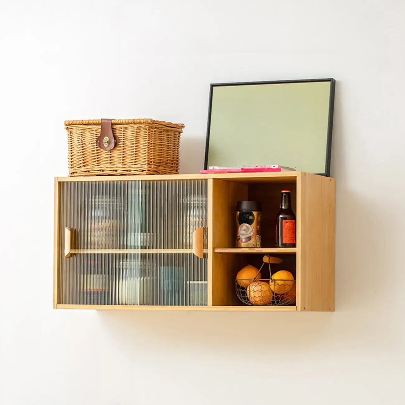 Vitrine murale à portes vitrées pour petite cuisine