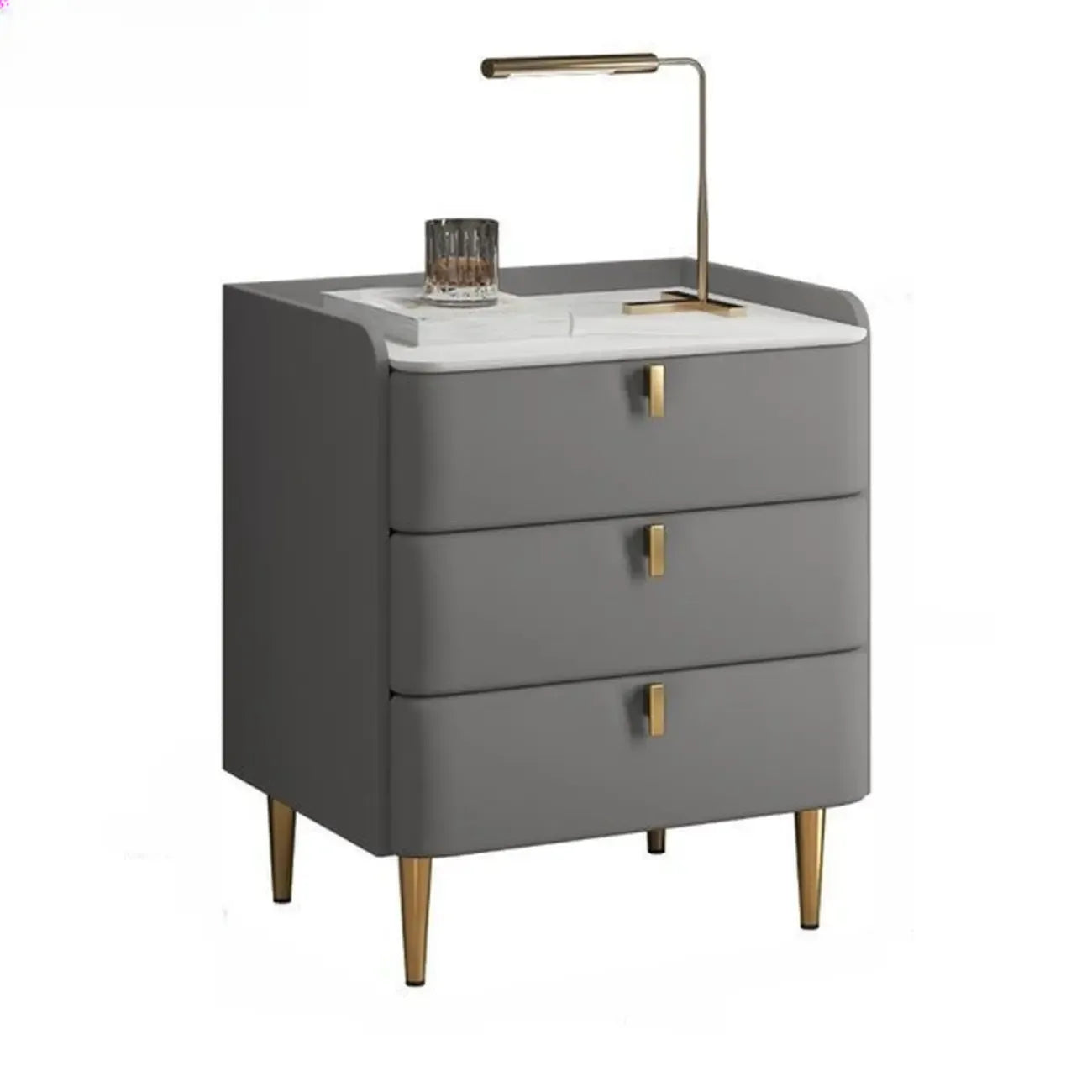 Table de chevet moderne à 3 tiroirs avec plateau en pierre, finitions dorées et revêtement en cuir.