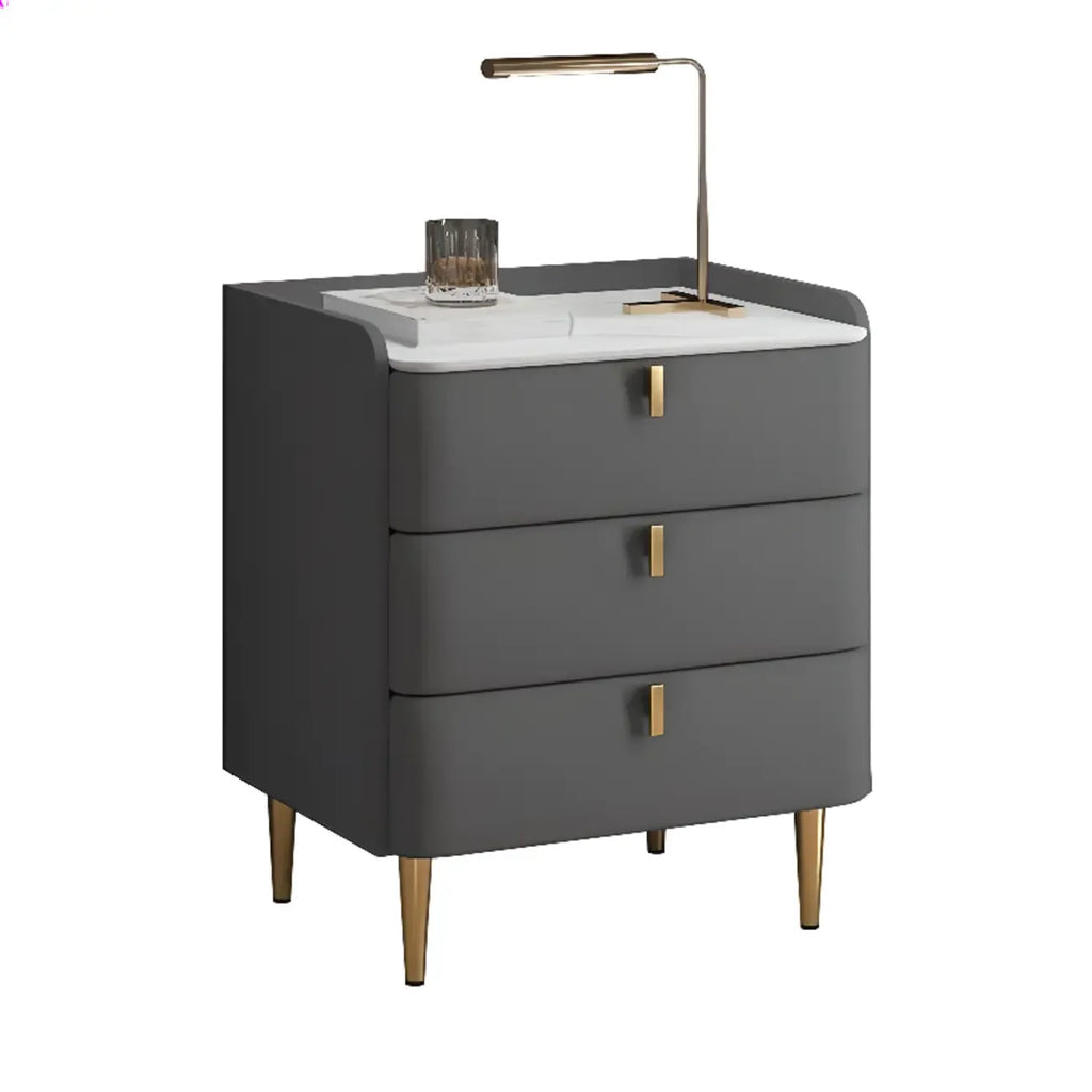 Table de chevet moderne à 3 tiroirs avec plateau en pierre, finitions dorées et revêtement en cuir.