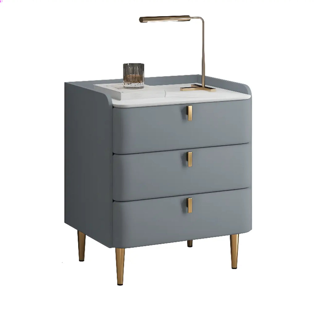Table de chevet moderne à 3 tiroirs avec plateau en pierre, finitions dorées et revêtement en cuir.