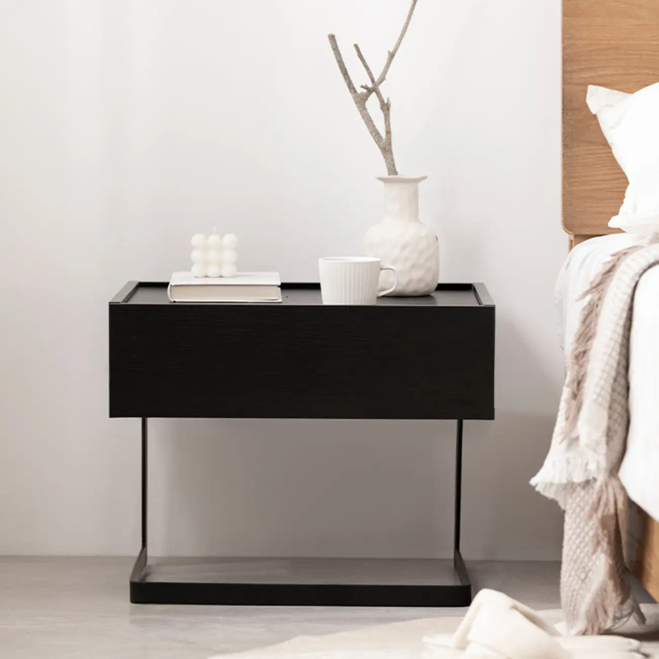 Table de chevet compacte moderne en bois noir avec tiroir