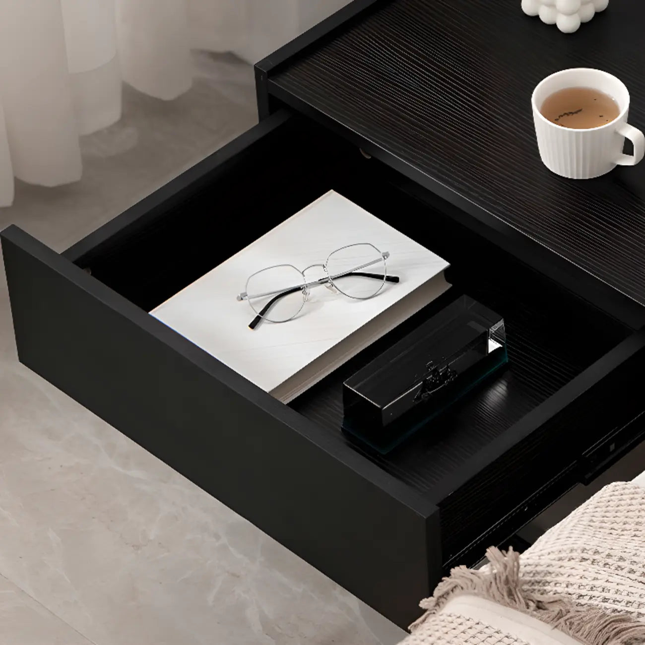Table de chevet compacte moderne en bois noir avec tiroir