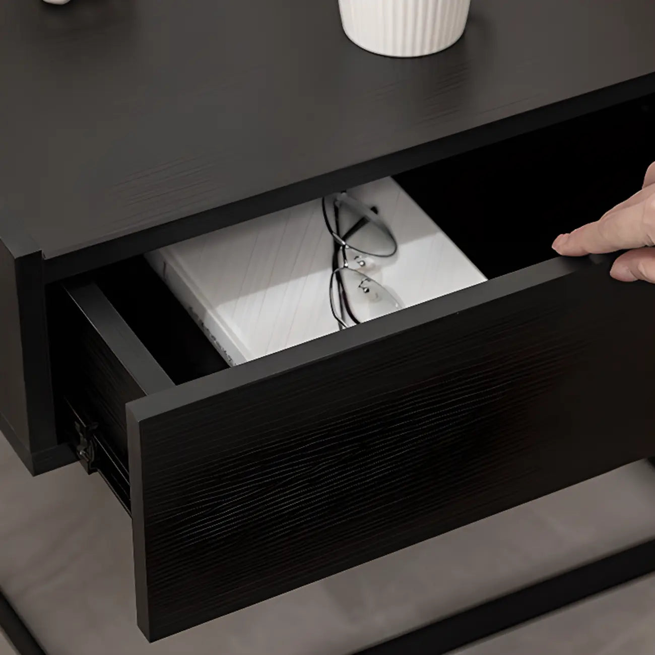 Table de chevet compacte moderne en bois noir avec tiroir