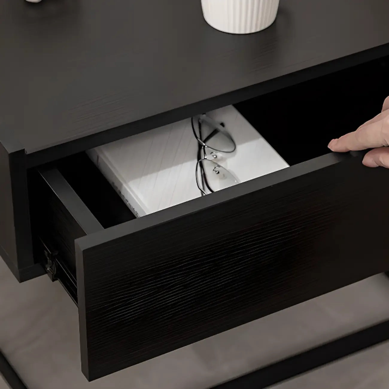 Table de chevet compacte moderne en bois noir avec tiroir