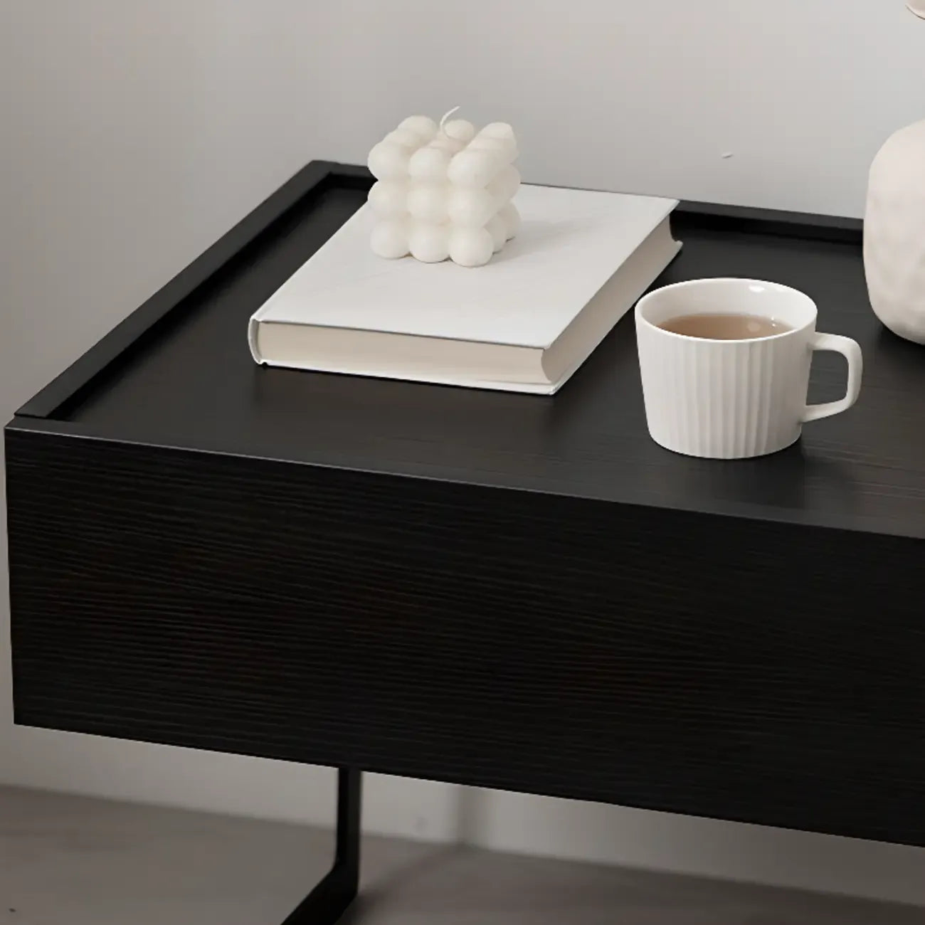 Table de chevet compacte moderne en bois noir avec tiroir