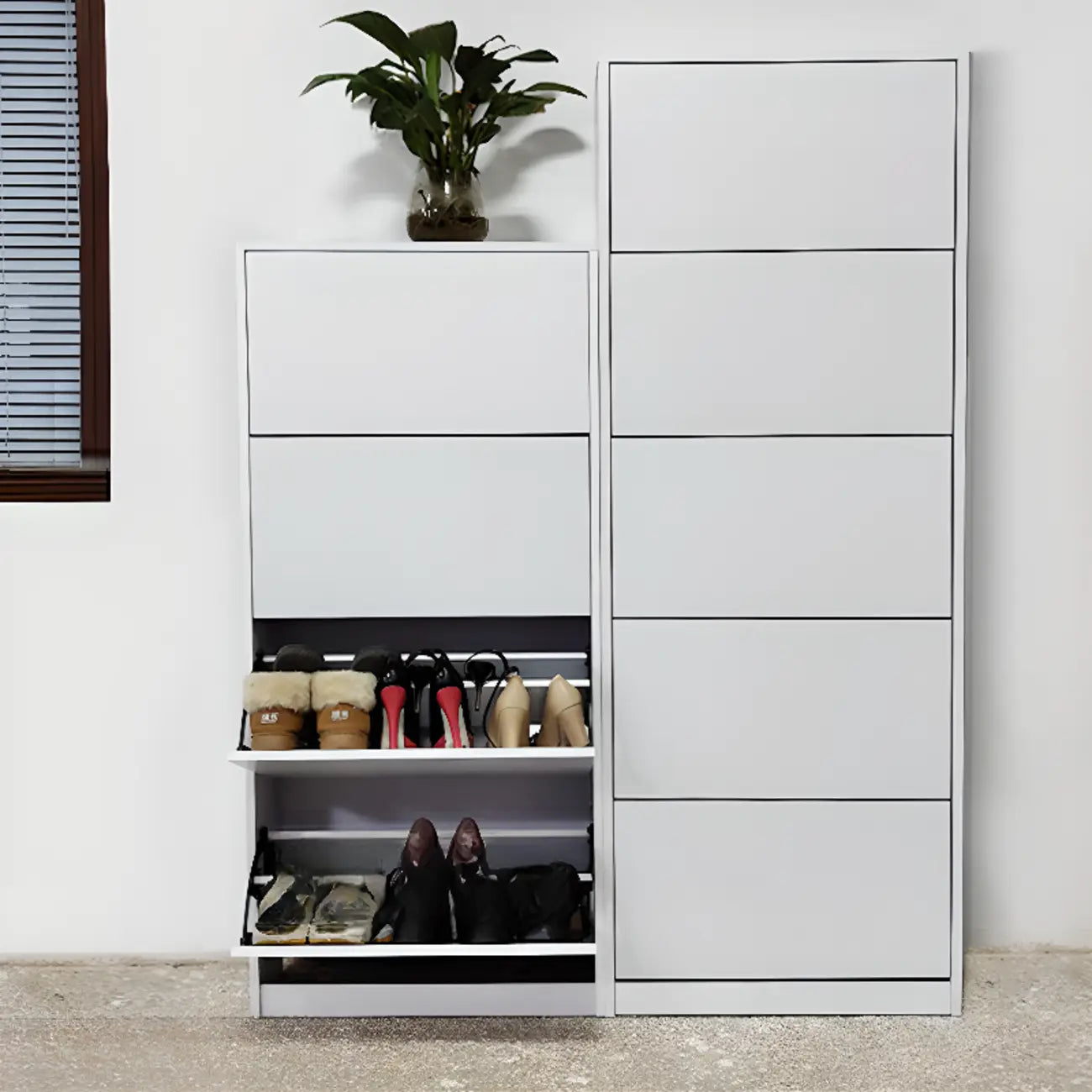 Armoire à chaussures haute en bois blanc avec façade rabattable pour couloir