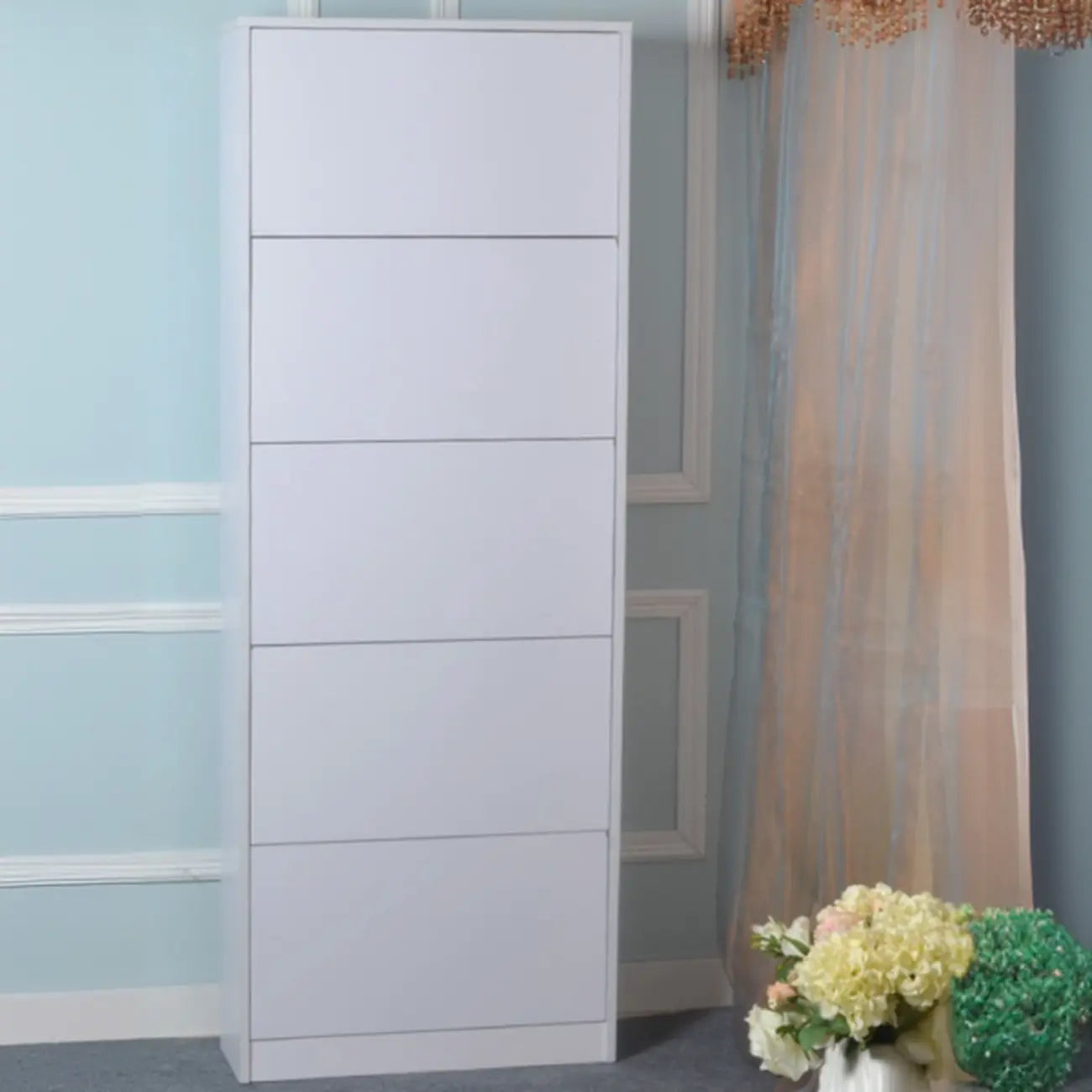Armoire à chaussures haute en bois blanc avec façade rabattable pour couloir