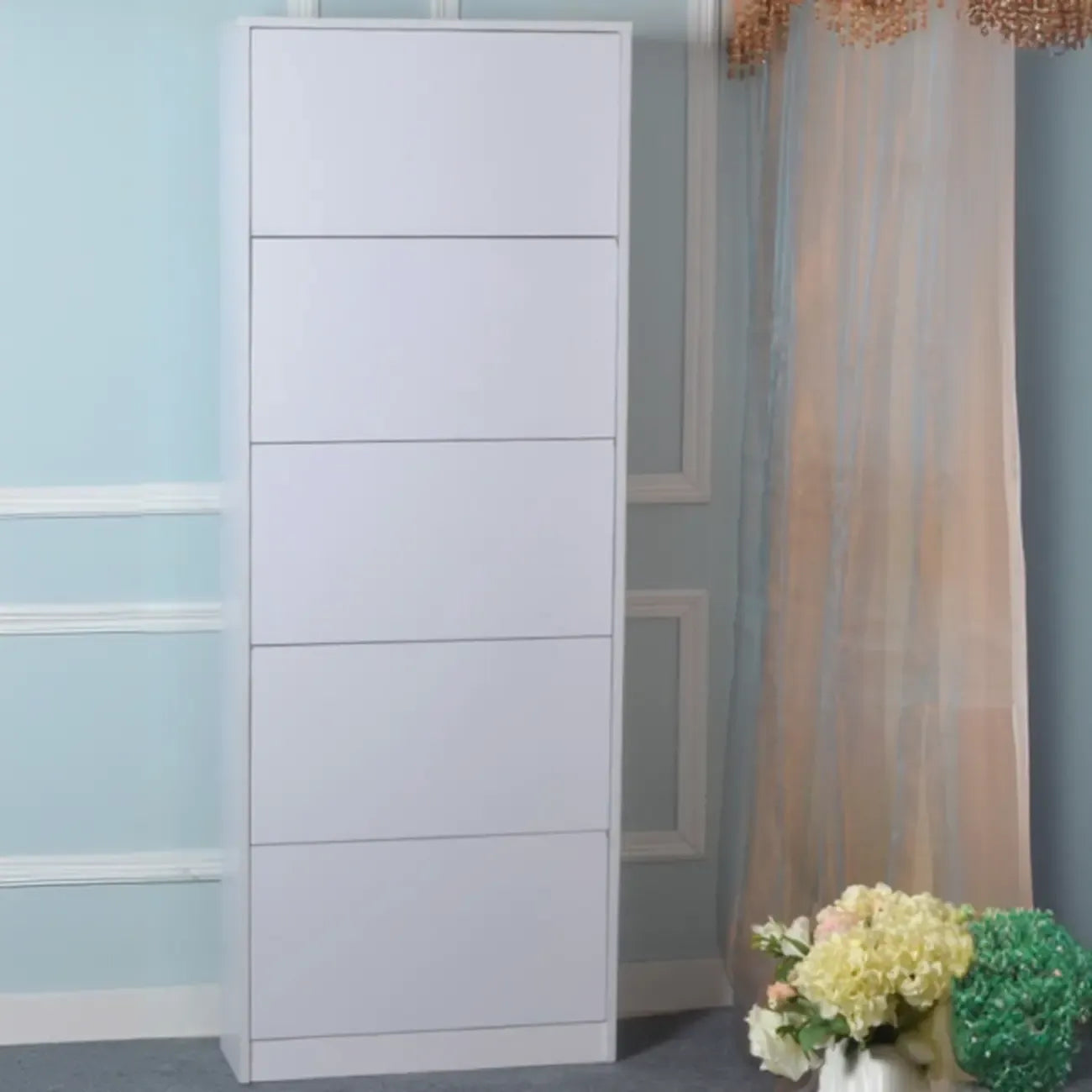 Armoire à chaussures haute en bois blanc avec façade rabattable pour couloir