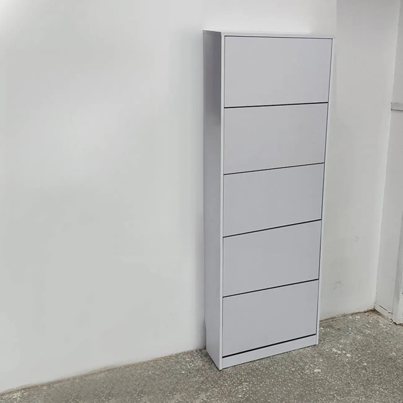 Armoire à chaussures haute en bois blanc avec façade rabattable pour couloir