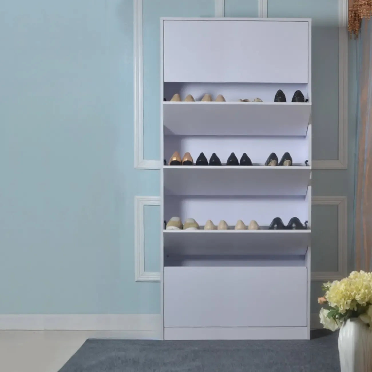Armoire à chaussures haute en bois blanc avec façade rabattable pour couloir