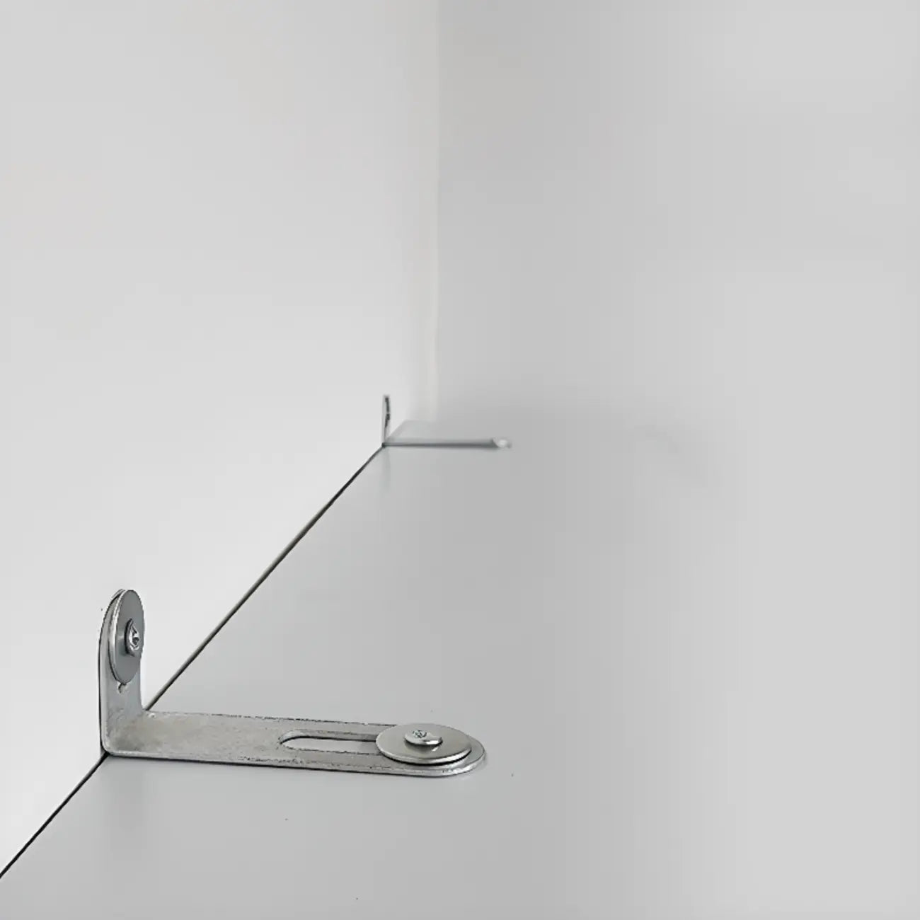 Armoire à chaussures haute en bois blanc avec façade rabattable pour couloir