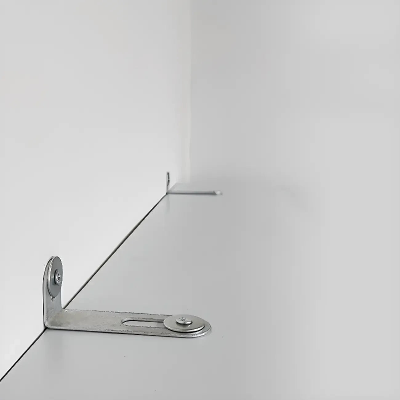 Armoire à chaussures haute en bois blanc avec façade rabattable pour couloir