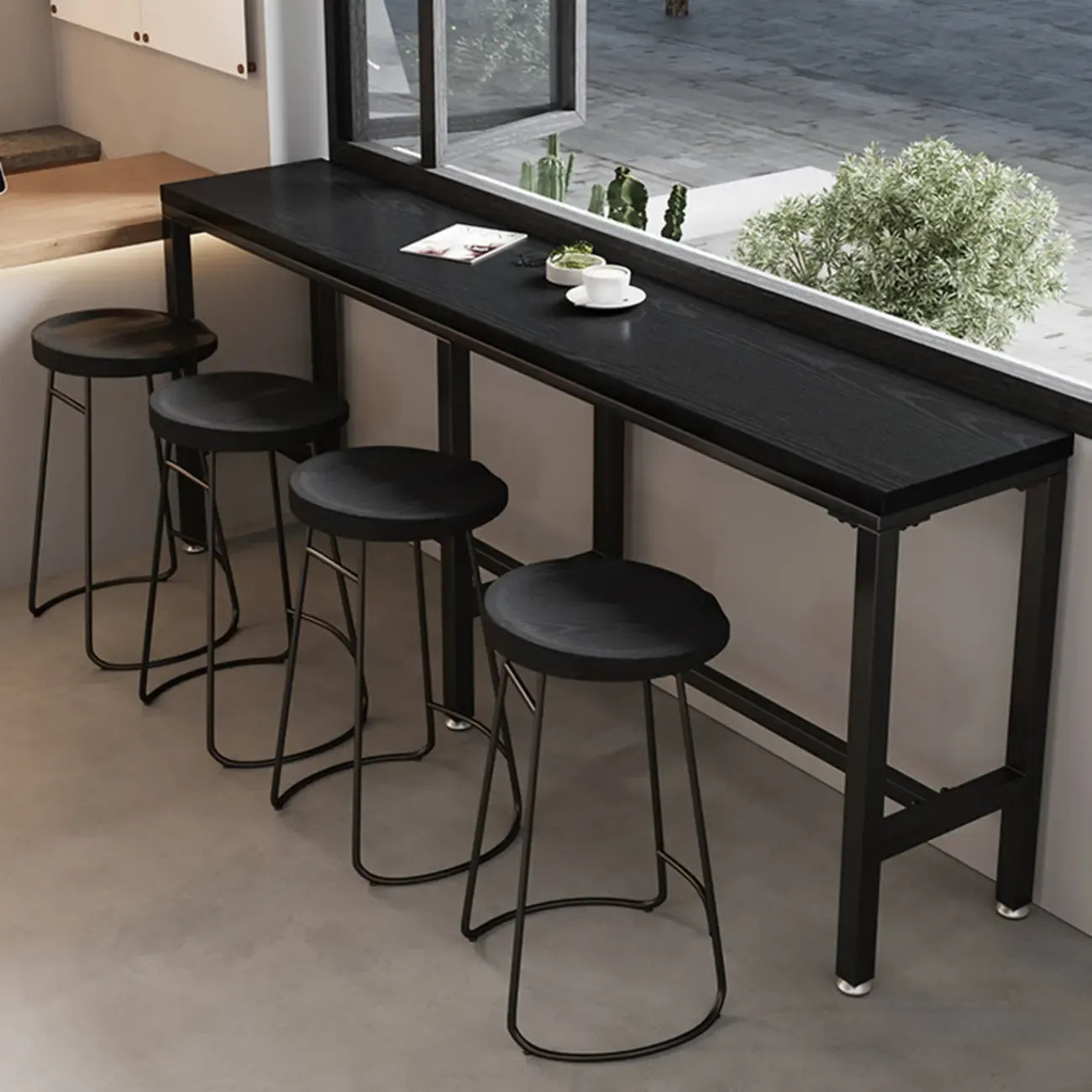 Tables de bar modernes en pin noir et métal avec repose-pieds