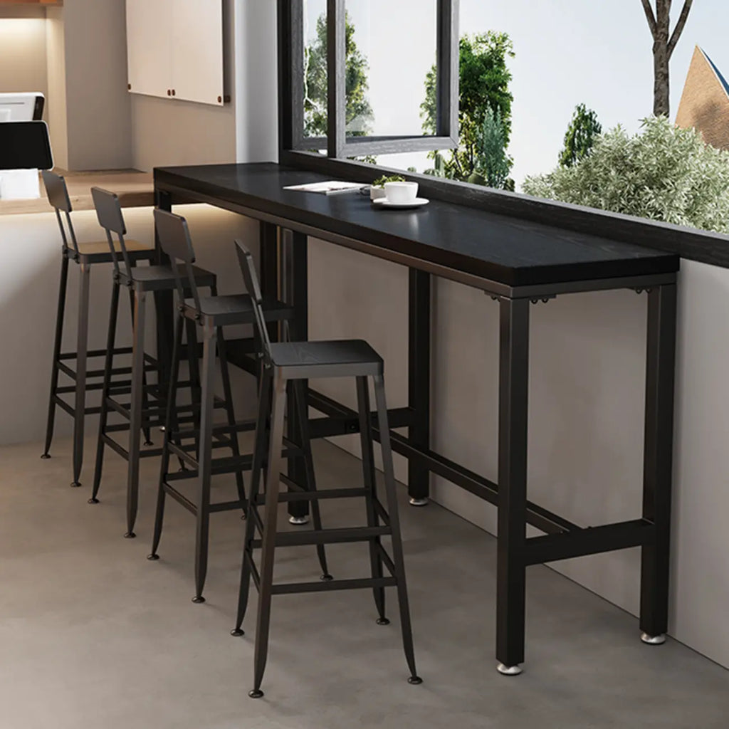 Tables de bar modernes en pin noir et métal avec repose-pieds