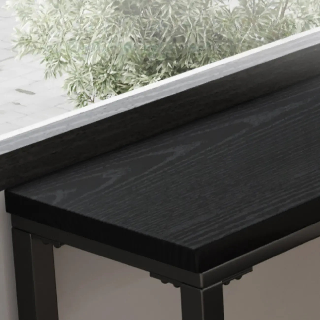 Tables de bar modernes en pin noir et métal avec repose-pieds