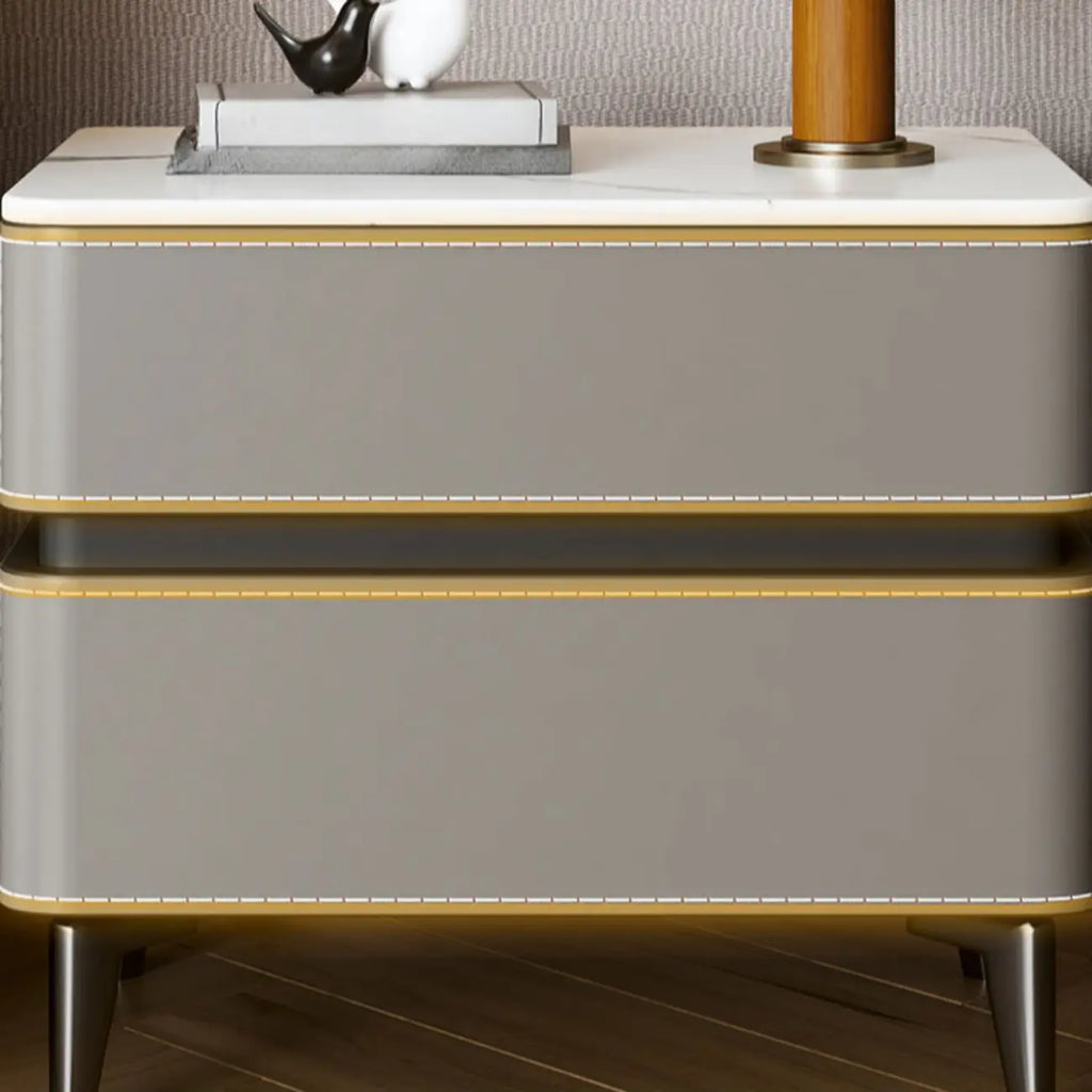 Table de chevet moderne à deux tiroirs avec plateau en pierre et revêtement en similicuir