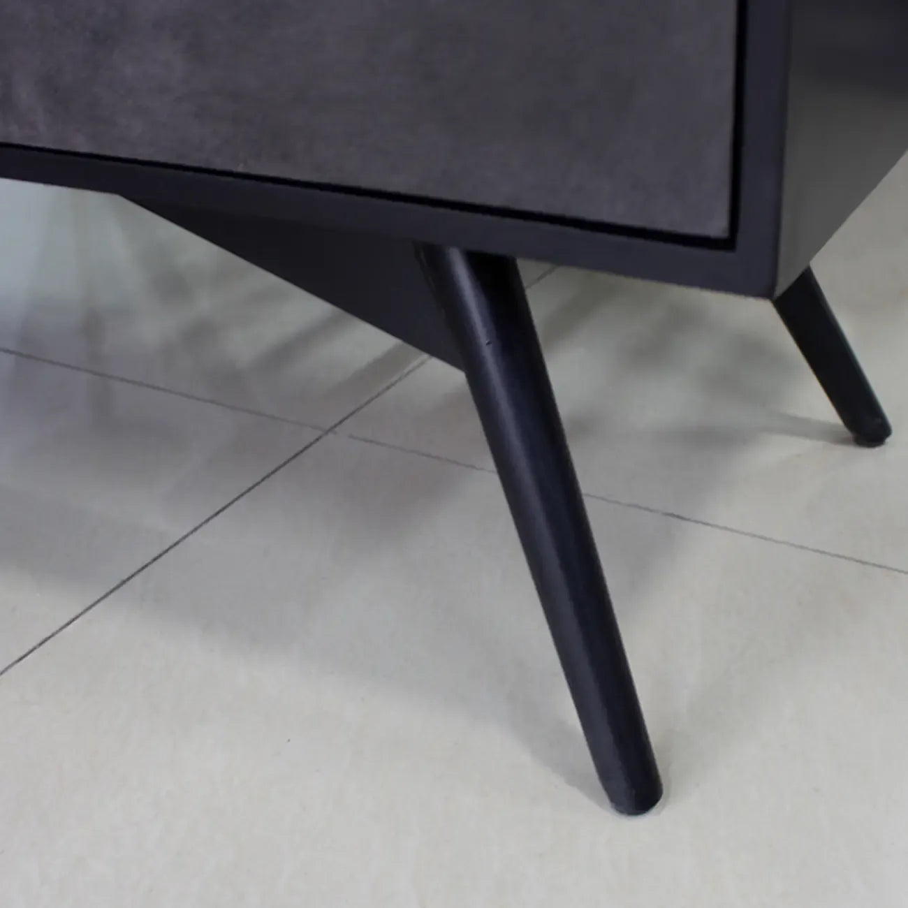 Élégant meuble à chaussures gris avec portes et étagères réglables