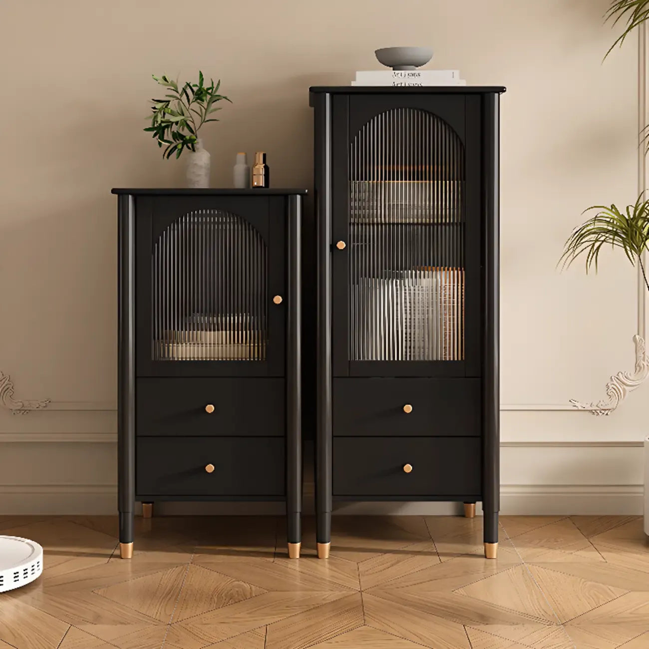 Armoire moderne en bois noir et or avec étagères réglables et porte vitrée