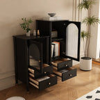 Armoire moderne en bois noir et or avec étagères réglables et porte vitrée