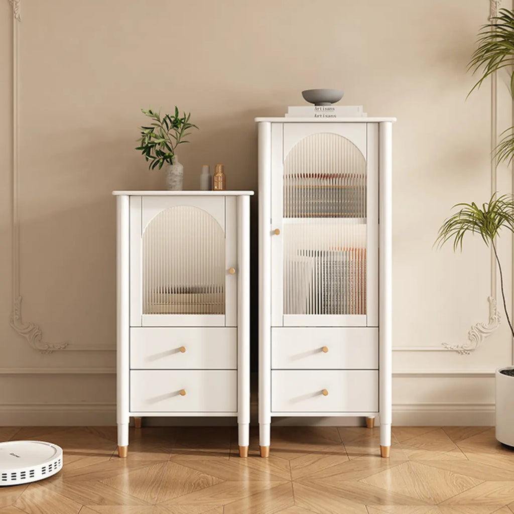 Armoire moderne en bois noir et or avec étagères réglables et porte vitrée